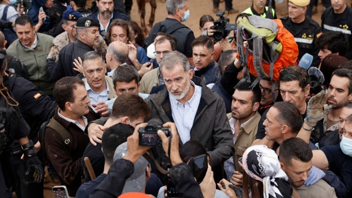 “Δολοφόνοι”: Ένταση κατά την επίσκεψη του ισπανού βασιλιά, της βασίλισσας και του πρωθυπουργού&hellip;