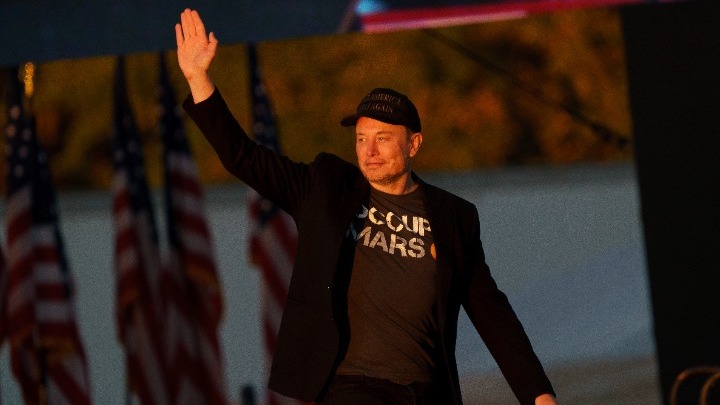 Βρετανία: Ο Έλον Μασκ εκφράζει στήριξη σε ακροδεξιό ακτιβιστή και υποκινητή ταραχών