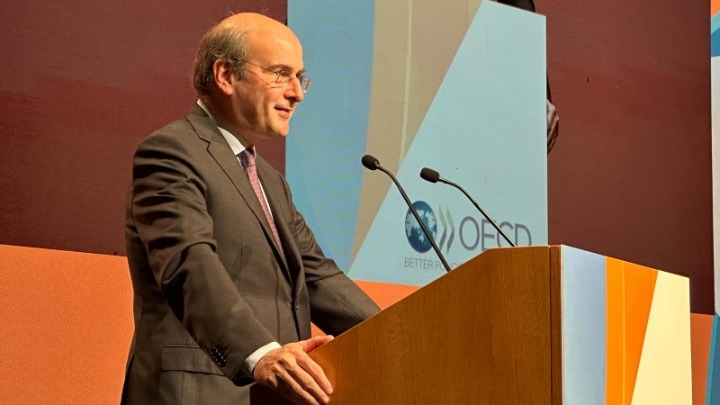 Χατζηδάκης: Έχουμε περισσότερα έσοδα με χαμηλότερους φόρους