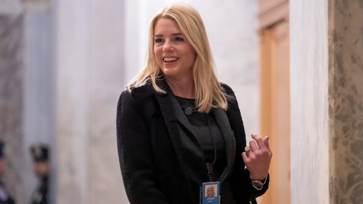 Ο Τραμπ ανακοίνωσε πως θα ονομάσει την Παμ Μπόντι υπουργό Δικαιοσύνης της κυβέρνησής του