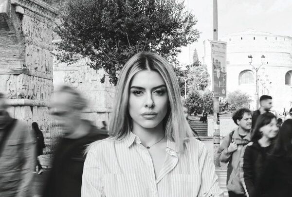 Αυτοκόλλητα σε 50 καταστήματα θα δείχνουν ότι προσφέρουν καταφύγιο σε θύματα έμφυλης&hellip;