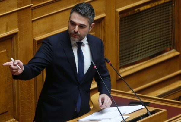 Αποχώρησε από την ΚΟ του ΣΥΡΙΖΑ-ΠΣ ο Σαρακιώτης – Κουμουνδούρου: Να επιστρέψει την έδρα