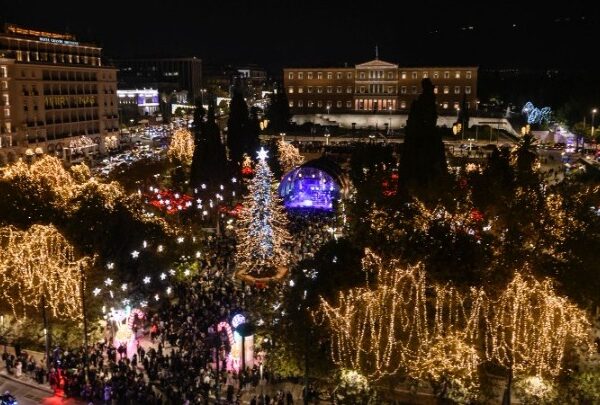 Η Αθήνα φόρεσε τα γιορτινά της-άναψε το χριστουγεννιάτικο δέντρο