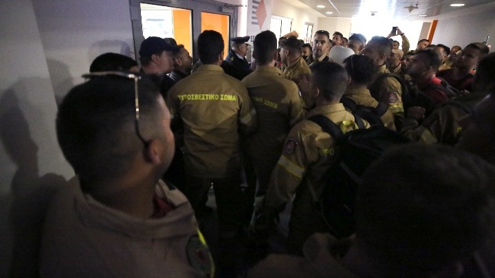 Εποχικοί πυροσβέστες: Άγρια καταστολή από τα ΜΑΤ στο Υπουργείο Κλιματικής Κρίσης και Πολιτικής&hellip;