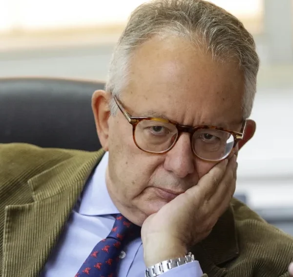 Νίκος Αλιβιζάτος: To «Ντε Γκρες» δεν είναι κανονικό επώνυµο – Το Σύνταγμα&hellip;