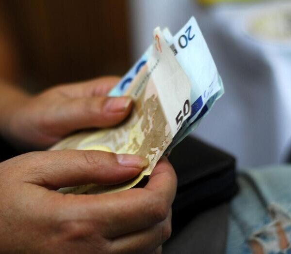 Επίδομα 250 ευρώ στους συνταξιούχους: Ποιοι μένουν εκτός και τι επανεξετάζει το Μαξίμου