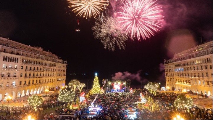 Φωταγωγήθηκε το χριστουγεννιάτικο δέντρο στην πλατεία Αριστοτέλους