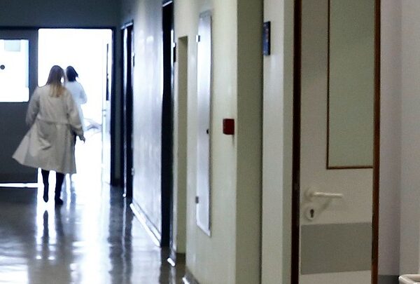 COVID-19: 577 νέες εισαγωγές, 6 διασωληνώσεις και 24 θάνατοι την τελευταία εβδομάδα