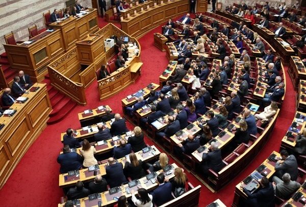 Με ομιλίες κορυφαίων υπουργών συνεχίζεται η συζήτηση του προϋπολογισμού