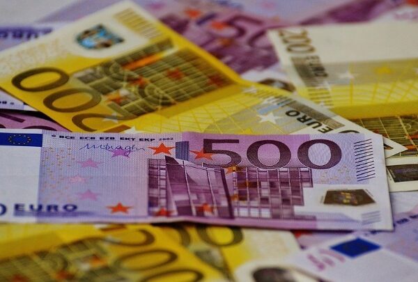 Τρεις ειδικοί αποκαλύπτουν πώς να μεταμορφώσουμε τη σχέση μας με το χρήμα