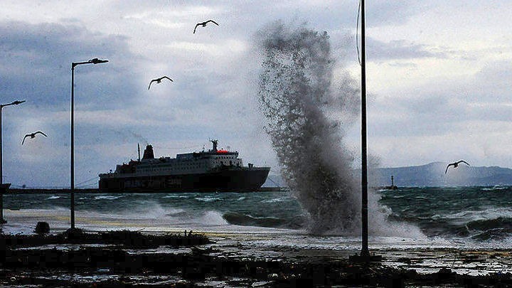 Χειμωνιάτικο το σκηνικό του καιρού – Δεμένα τα πλοία σε πολλά λιμάνια