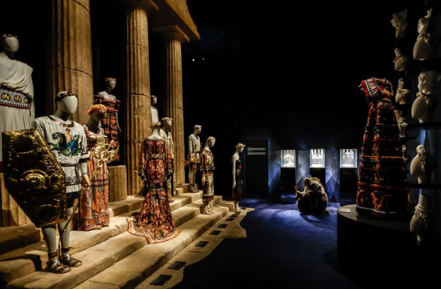 Η ιταλική τέχνη συναντά την υψηλή ραπτική στην έκθεση του οίκου Dolce & Gabbana στο Παρίσι