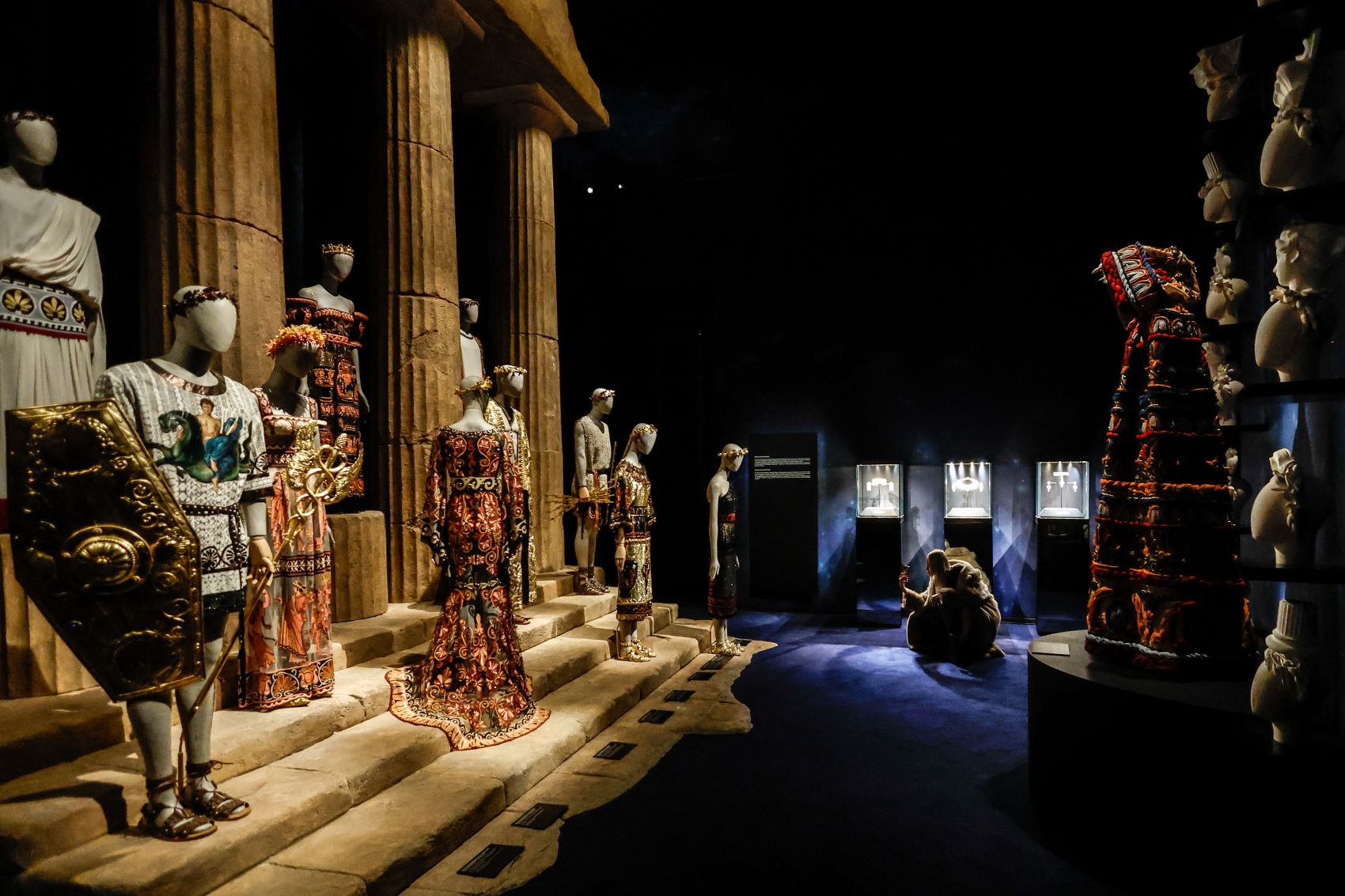 Η ιταλική τέχνη συναντά την υψηλή ραπτική στην έκθεση του οίκου Dolce & Gabbana στο Παρίσι