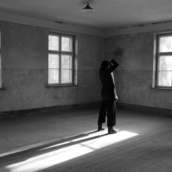 Tehom: Η φωτογραφική «άβυσσος» της Ρενέ Ρεβάχ, βγαλμένη μέσα από την επώδυνη&hellip;