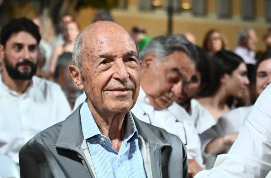 Ο πολιτικός κόσμος αποχαιρετά τον Κώστα Σημίτη