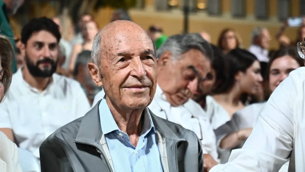 Ο πολιτικός κόσμος αποχαιρετά τον Κώστα Σημίτη