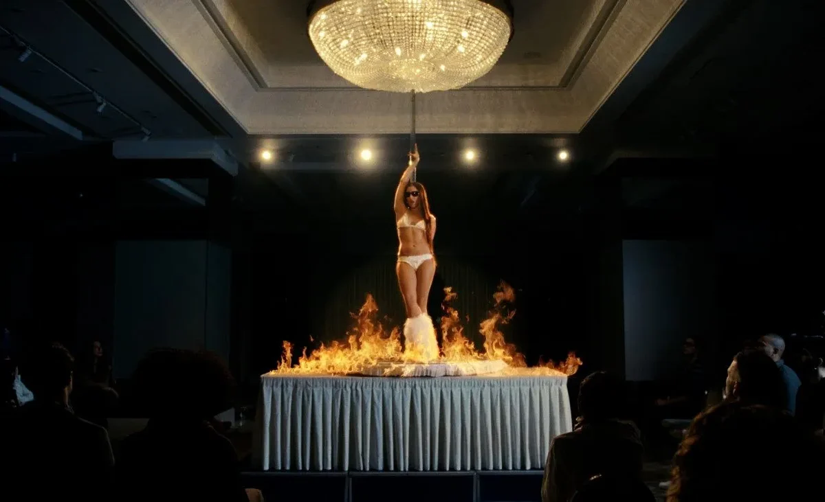 Πανικός με τη Μαρίνα Σάττι epano sto trapezi (vid)