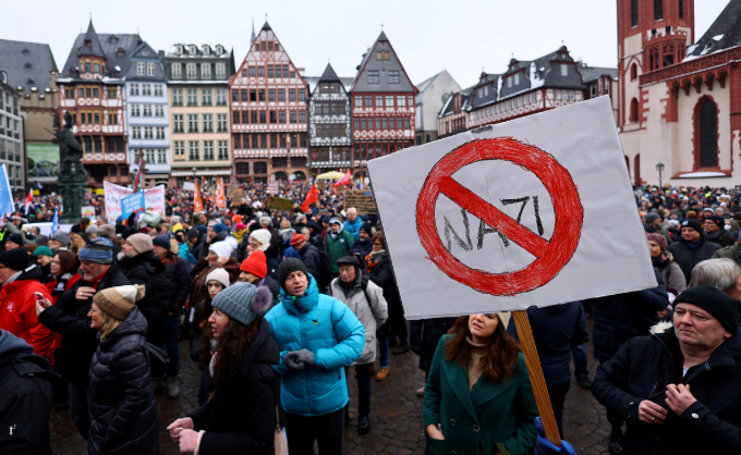 Γερμανία: «Δημοκρατικό τείχος» κατά της Ακροδεξιάς – Χιλιάδες πολίτες διαδήλωσαν σε όλη&hellip;