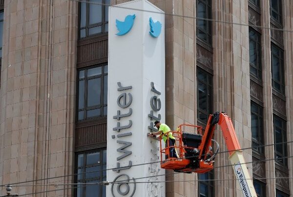 Βρετανικά πανεπιστήμια και ανώτατα εκπαιδευτικά ιδρύματα εγκαταλείπουν το “X” του Έλον Μασκ