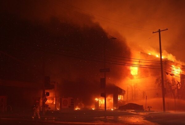 ΗΠΑ: Οι άνεμοι δυναμώνουν τις φλόγες στο Λος Άντζελες – Στους 25 οι νεκροί