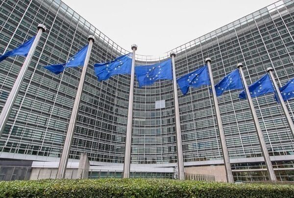 Πλήρης η υποταγή της ΕΕ στον Τραμπ: Θα προτείνει αύξηση των αμυντικών&hellip;
