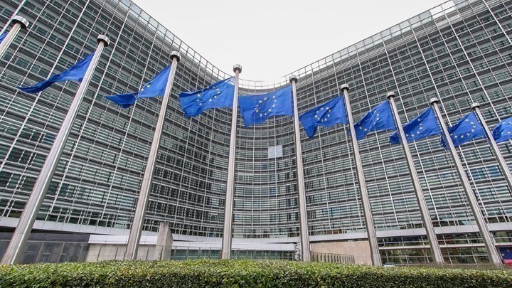 Πλήρης η υποταγή της ΕΕ στον Τραμπ: Θα προτείνει αύξηση των αμυντικών της δαπανών για να γλιτώσει τον εμπορικό πόλεμο