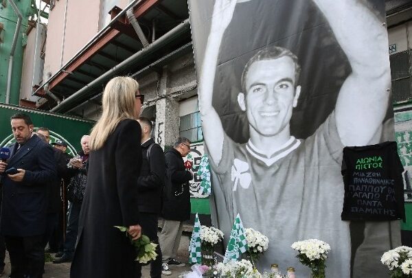 Μίμης Δομάζος: Το τελευταίο αντίο στον «στρατηγό»