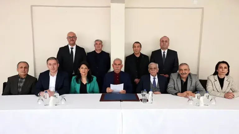 Οτσαλάν: Καλεί το ΡΚΚ να καταθέσει τα όπλα και δηλώνει ότι αναλαμβάνει&hellip;