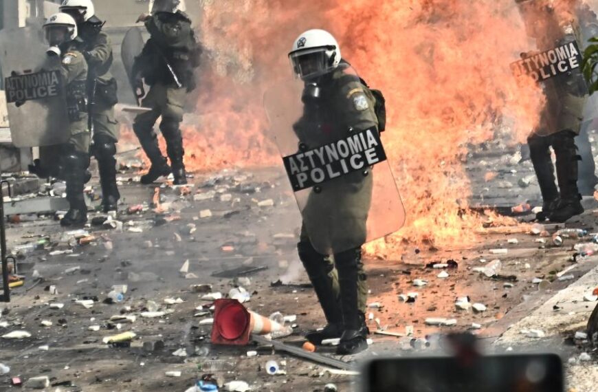 Τέμπη: Κουκουλοφόροι και ΜΑΤ διαλύουν τη μεγαλειώδη συγκέντρωση – 41 συλλήψεις