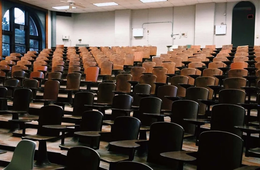 Αδειάζουν από φοιτητές τα ΑΕΙ λόγω δημογραφικού και Ελάχιστης Βάσης Εισαγωγής