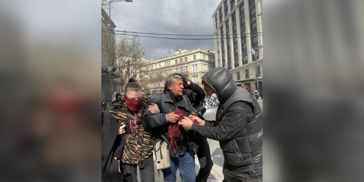 Σύνταγμα – ΜΑΤ: Τραυματισμός φωτορεπόρτερ στο κεφάλι από χειροβομβίδα κρότου λάμψης