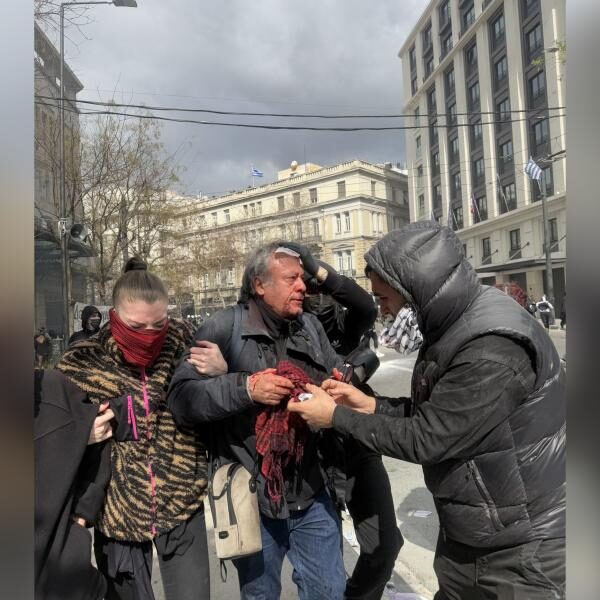 Σύνταγμα – ΜΑΤ: Τραυματισμός φωτορεπόρτερ στο κεφάλι από χειροβομβίδα κρότου λάμψης