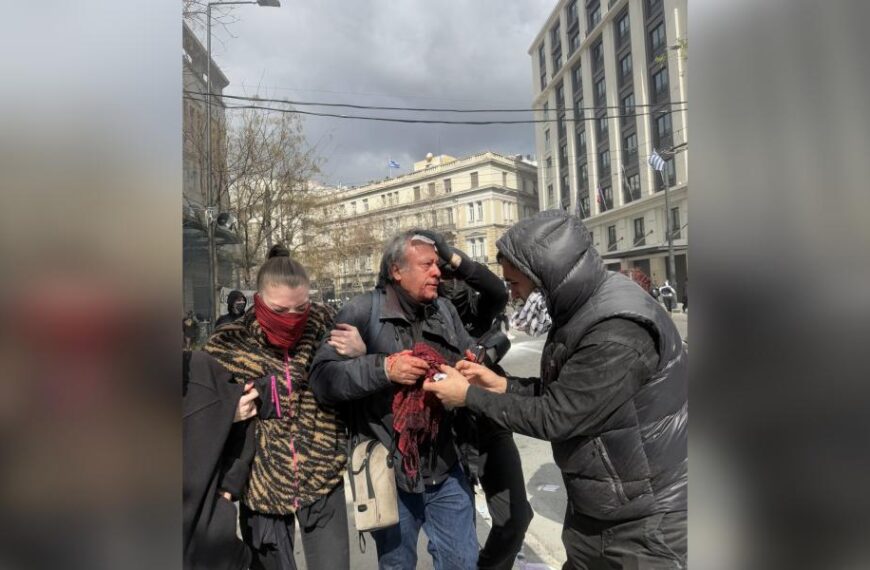 Σύνταγμα – ΜΑΤ: Τραυματισμός φωτορεπόρτερ στο κεφάλι από χειροβομβίδα κρότου λάμψης