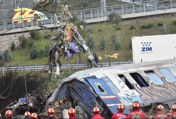 Λάρισα: Δυναμική διαδήλωση μαθητών και φοιτητών για το δυστύχημα στα Τέμπη