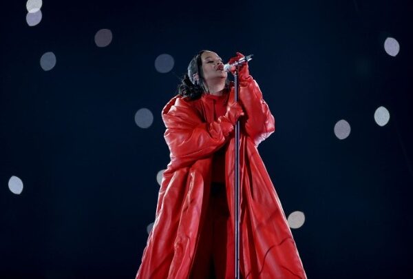 Η Rihanna τραγουδά ως Στρουμφίτα στο τρέιλερ της νέας ταινίας «The Smurfs»
