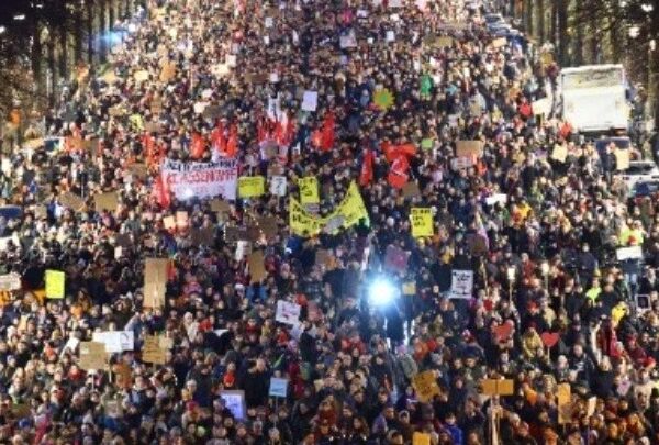 Γερμανία: Εκατοντάδες χιλιάδες διαδηλωτές σε όλη τη χώρα εναντίον της ακροδεξιάς