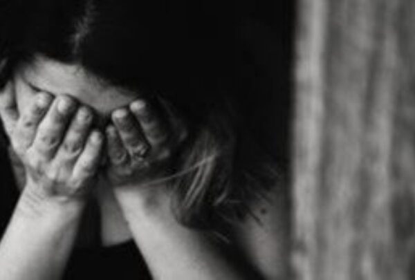 Η κατάθλιψη συνδέεται με υψηλότερο κίνδυνο μακροχρόνιων παθήσεων