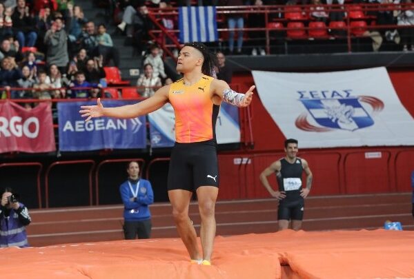 Ο «Μανόλο» πέτυχε απόλυτο πανελλήνιο ρεκόρ ξεπερνώντας τα 6,00μ.- Πανελλήνιο ρεκόρ στα&hellip;