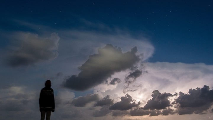 Ο καιρός αλλάζει: Από καλοκαιρία σε φθινόπωρο με πιθανή κακοκαιρία το Σαββατοκύριακο