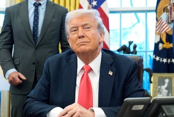 Ο Τραμπ τώρα απειλεί μέσα ενημέρωσης, συγγραφείς, εκδότες…