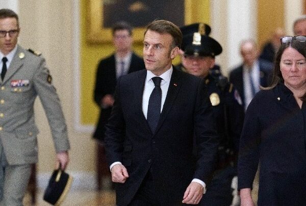 Ο Μακρόν προετοιμάζει τη Γαλλία για πρόωρες εκλογές εν μέσω πολιτικής κρίσης