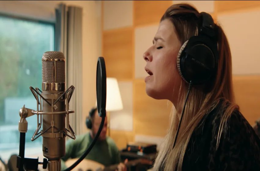 “Ζωή χαμένη”: Το συγκινητικό τραγούδι-μοιρολόι της Ιουλίας Καραπατάκη για τα θύματα των Τεμπών