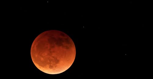 «Ματωμένο Φεγγάρι»: H πρώτη ολική έκλειψη Σελήνης από το 2022