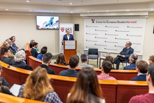 Harvard για την ομιλία Αλ. Τσίπρα: «Χαρά μας που φιλοξενήσαμε τον πρώην Πρωθυπουργό της Ελλάδας σε μια κατάμεστη αίθουσα