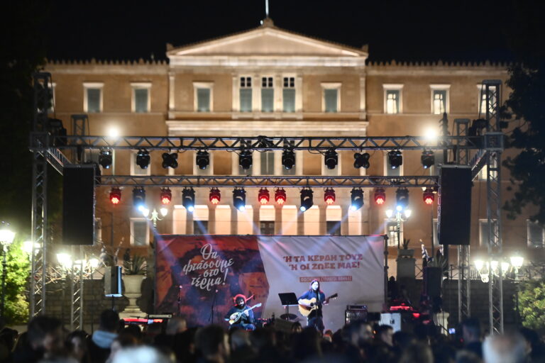 Νίκος Φωτόπουλος / Τέμπη: 57 ονόματα, ανεξίτηλα χαραγμένα, δεν σβήνουν