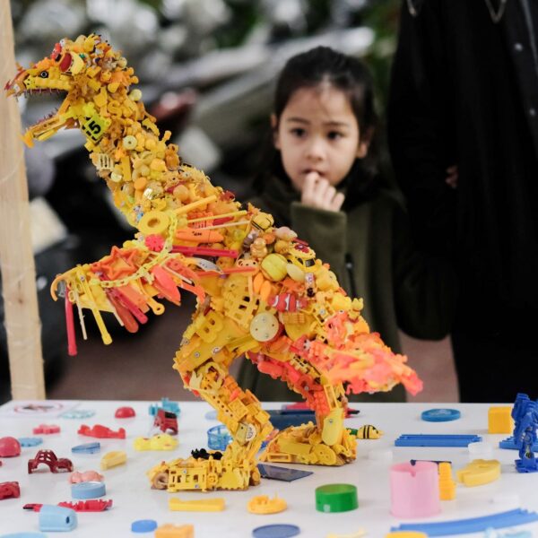 «Plastic Dinoland»: Έκθεση του Fuji Hiroshi στο Βιετνάμ