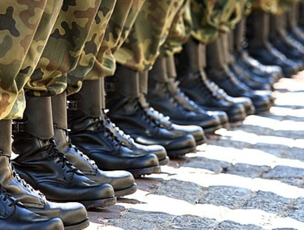 Στρατιωτική θητεία: Τι αλλάζει στις αναβολές σπουδών – Διαμαρτυρία φοιτητών έξω από το Υπουργείο Άμυνας