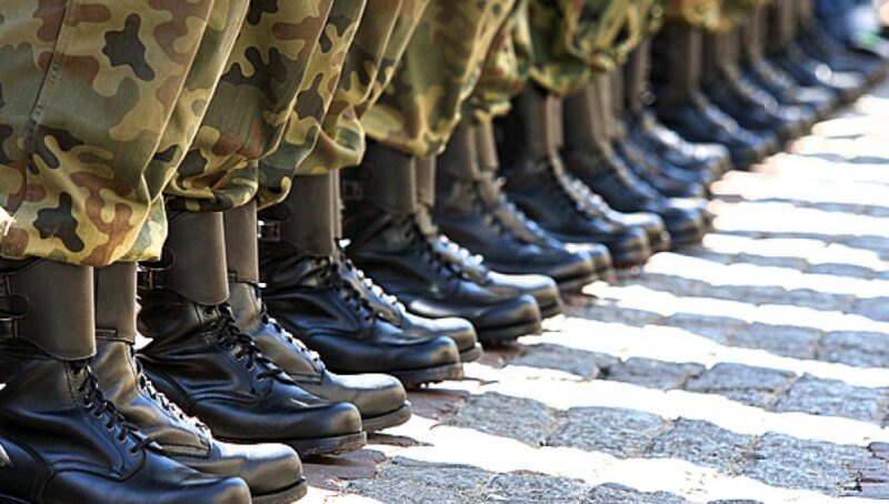 Στρατιωτική θητεία: Τι αλλάζει στις αναβολές σπουδών – Διαμαρτυρία φοιτητών έξω από το&hellip;