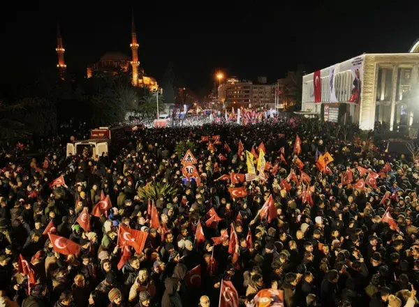 Μεγάλες συγκεντρώσεις υπέρ του Ιμάμογλου σε Κωνσταντινούπολη και Άγκυρα – Μπαράζ συλλήψεων&hellip;
