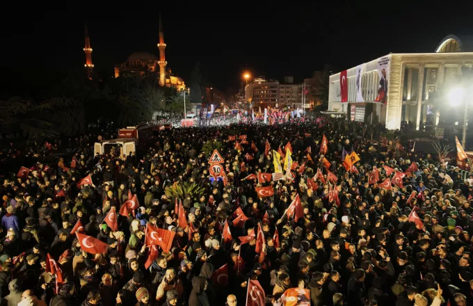 Μεγάλες συγκεντρώσεις υπέρ του Ιμάμογλου σε Κωνσταντινούπολη και Άγκυρα – Μπαράζ συλλήψεων&hellip;